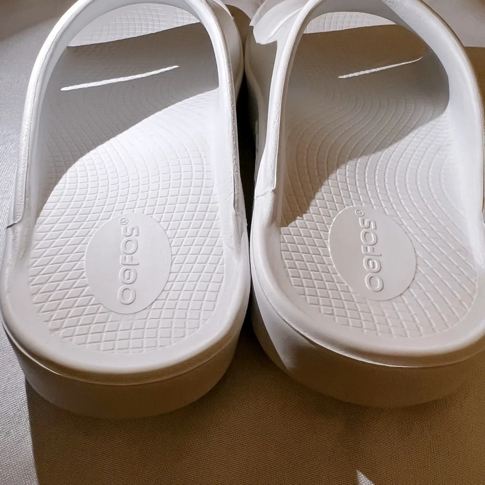 OOFOS Women's OOahh Luxe Slide Sandal - White - 9 - Picture 6 of 9